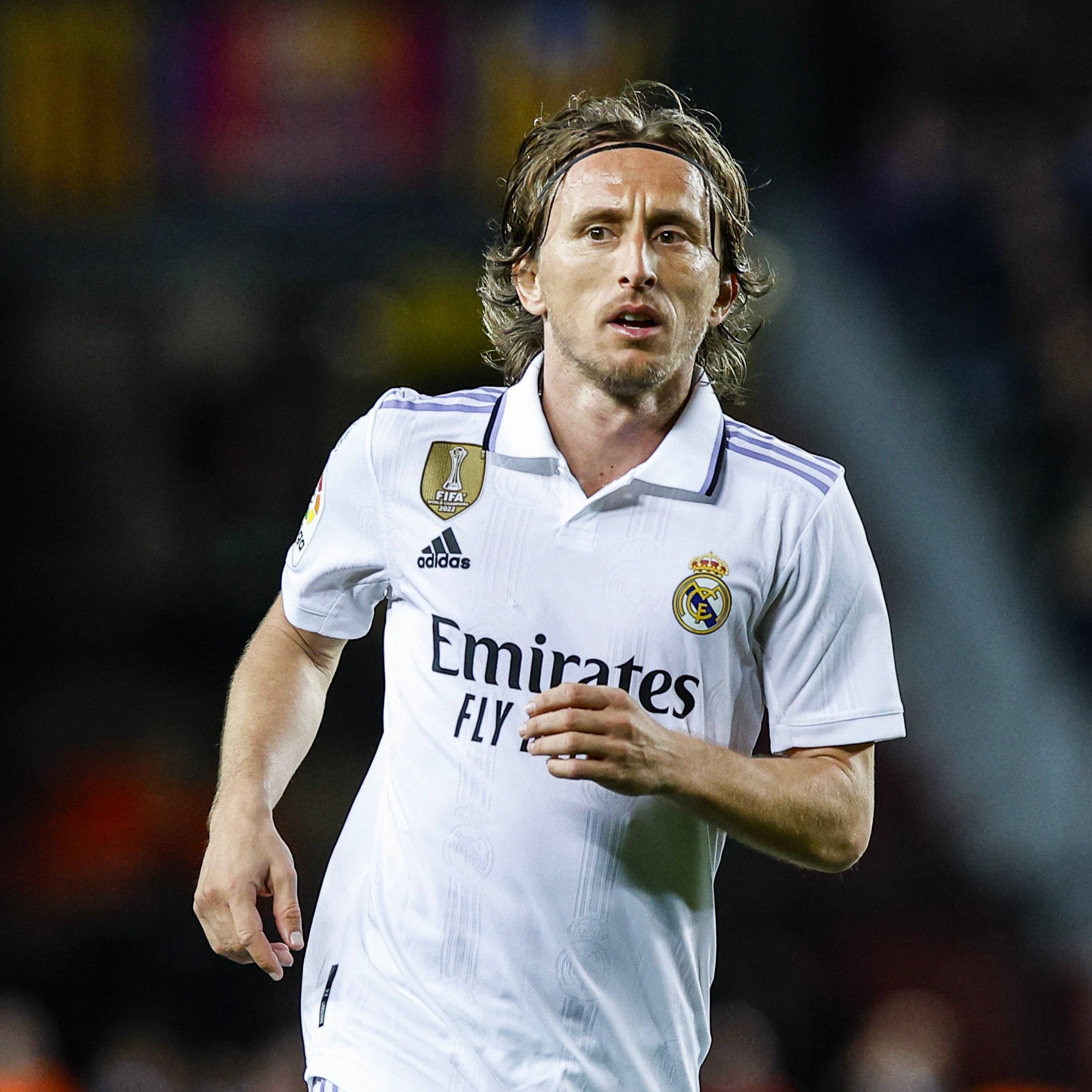 巴萨在塞维利亚对阵贝蒂斯的百年对决：历史的延续与未来的碰撞（百年宿敌再会塞维利亚：巴萨VS贝蒂斯，历史延续与未来争锋）