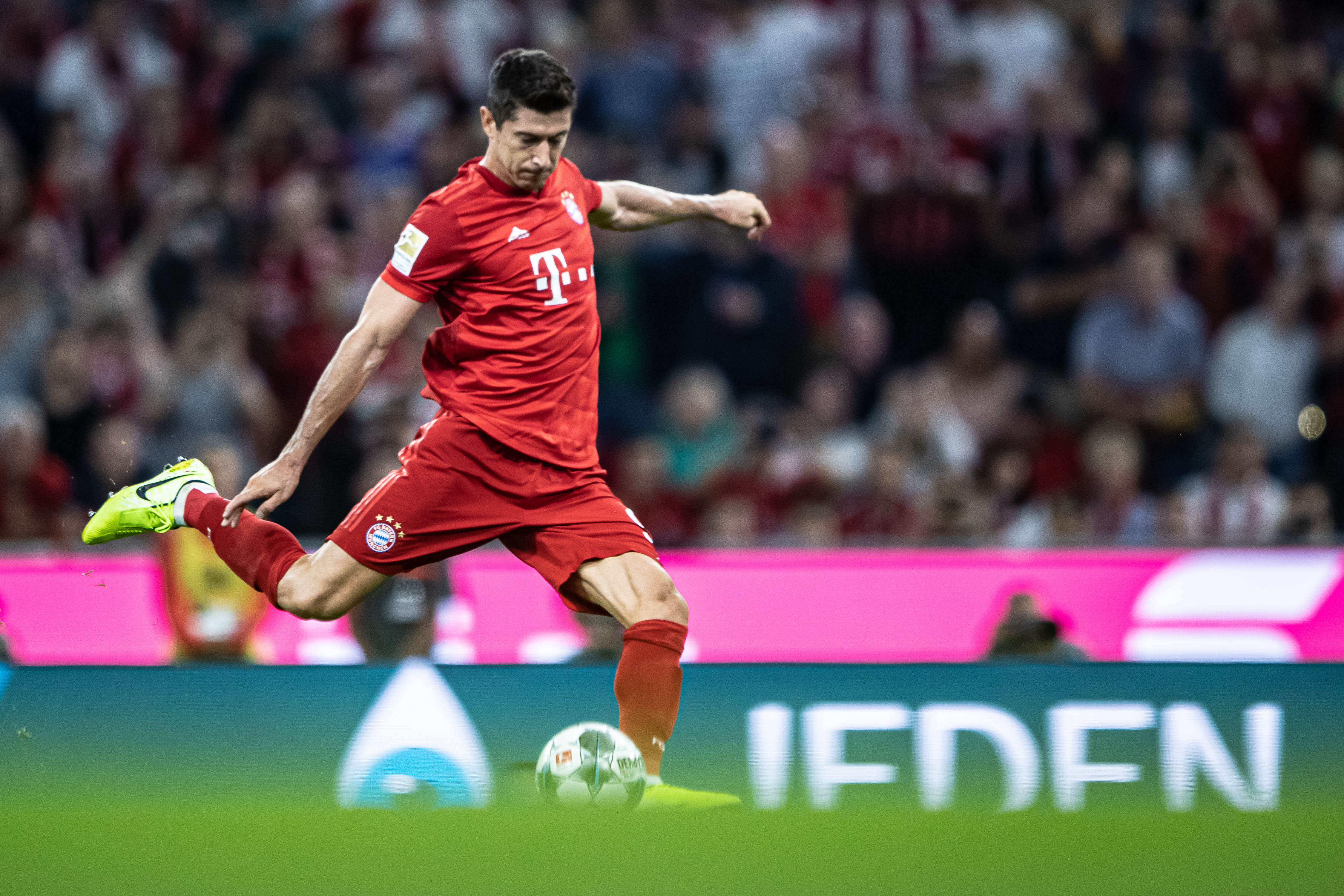 FIFA年度最佳女足球员候选：拉索、邦马蒂、卡尔登泰等人在列（FIFA年度最佳女足球员候选名单出炉：拉索、邦马蒂、卡尔登泰等入围）