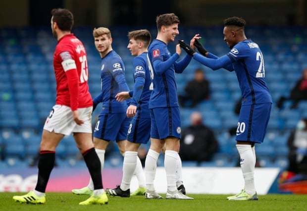 伊涅斯塔：中场球员当教练更能掌控全局，小法现在做得非常好（伊涅斯塔：中场出身教练更能掌控大局，小法目前表现出色）